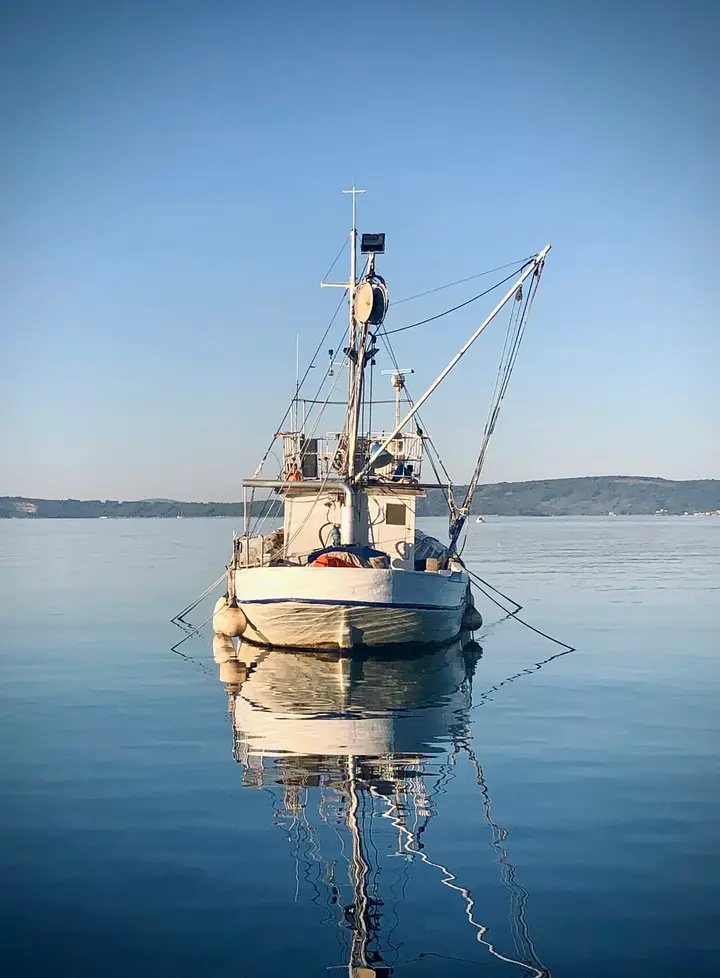 Barco de pesca de bajura en el mar en calma