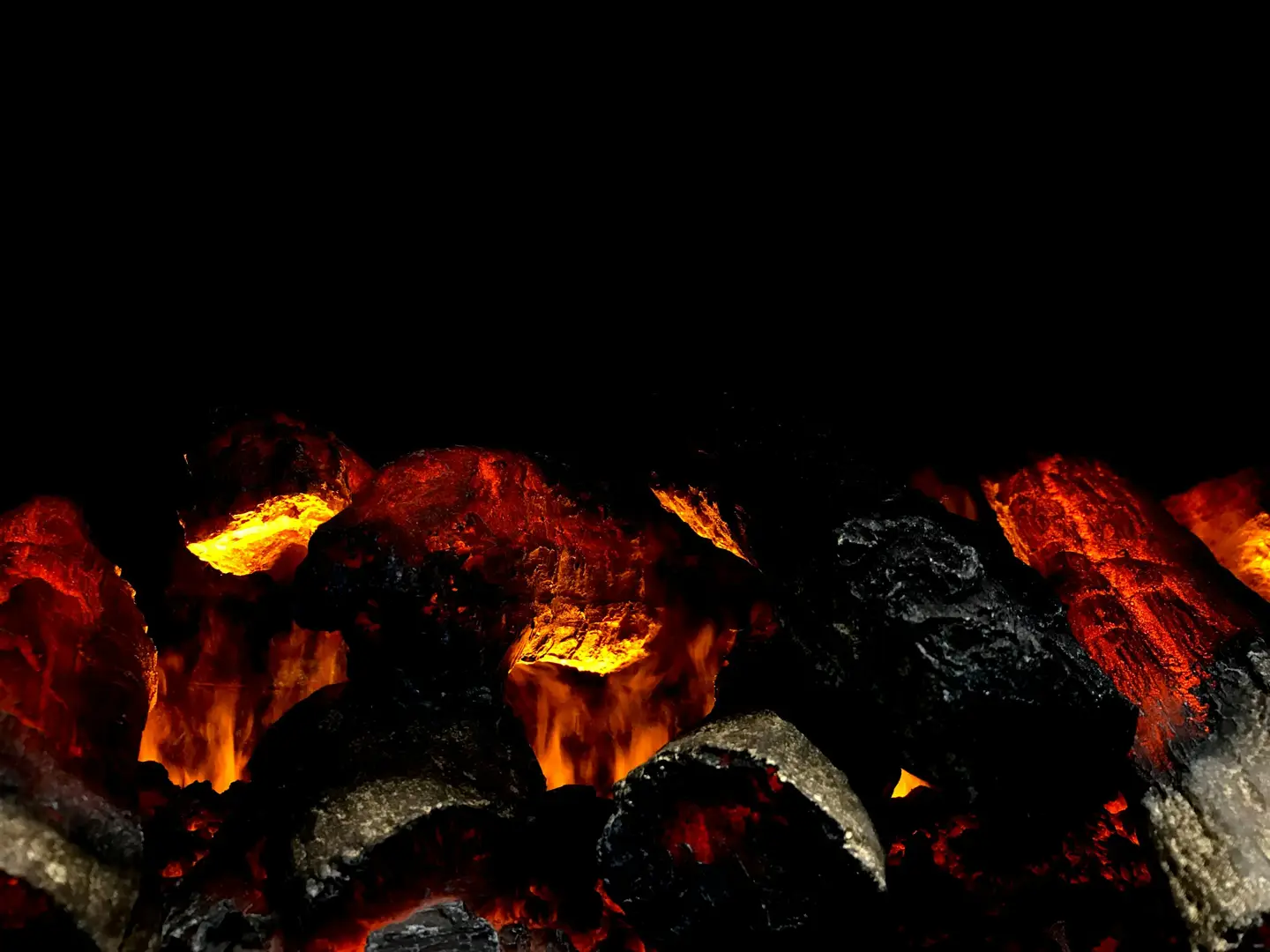 Carbón de encina al rojo vivo dentro de la parrilla